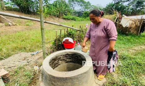 Warga di Desa Weninggalih, Kecamatan Jonggol, Kabupaten Bogor, Jawa Barat, melihat sumur yang airnya minim, Rabu (9/8/2023). 