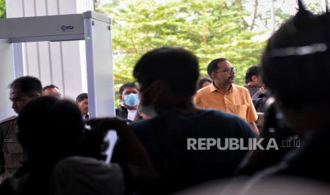 Terdakwa Direktur Eksekutif Lokataru Haris Azhar bersiap menjalani sidang di Pengadilan Negeri Jakarta Timur, Jakarta, Kamis (8/6/2023). Sidang tersebut beragendakan mendengarkan keterangan saksi pelapor yakni Menteri Koordinator Bidang Kemaritiman dan Investasi (Menko Marves) Luhut Binsar Pandjaitan dalam kasus dugaan pencemaran nama baik terhadap dirinya dalam unggahan pada akun youtube milik Haris Azhar dengan judul Ada Lord Luhut di Balik Relasi Ekonomi-Ops Militer Intan Jaya!! Jenderal BIN Juga Ada!! yang diunggah pada Agustus 2021 lalu.