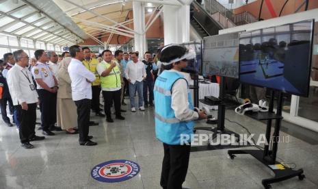 Pj Gubernur DKI Jakarta Heru Budi Hartono (ketiga kiri) meninjau progres pembangunan LRT saat uji coba Maintenance Rail Vehicle (MRV) di Stasiun LRT Velodrome, Jakarta, Senin (14/10/2024). 