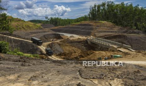 Sejumlah truk melintas di proyek pembangunan jalan lingkar Sepaku segmen 2 di Lokasi Ibu Kota Negara (IKN) Nusantara di Kecamatan Sepaku, Kabupaten Penajam Paser Utara, Kalimantan Timur. Perumda Danum Taka mengembangkan layanan air bersih untuk mendukung IKN Nusantara.