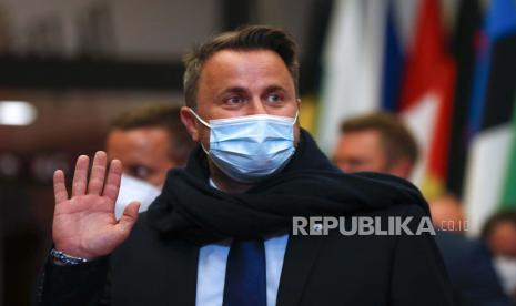 Perdana Menteri Luksemburg Xavier Bettel pergi pada akhir hari pertama pertemuan puncak Uni Eropa di gedung Dewan Eropa di Brussels, Jumat pagi, 25 Juni 2021.