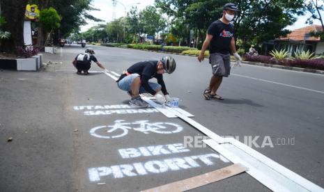 Sejumlah anggota komunitas bersepeda dari Gowes Baraya Bandung (GBB) melakukan pengecatan jalur sepeda atau Bike Line di Jalan Pelajar Pejuang, Kota Bandung, Senin (21/12). Keberadaan jalur sepeda menjadi salah satu faktor penting terhadap aspek keselamatan pesepeda di jalan raya. Keberadaan jalur sepeda di Kota Bandung terus diperbanyak. Untuk mempercepat pengerjaan jalur sepeda, Dishub pun melibatkan komunitas bersepeda.