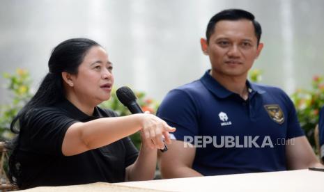 Ketua DPP PDIP Puan Maharani bersama Ketua Umum Partai Demokrat Agus Harimurti Yudhoyono memberikan keterangan pers usai melakukan pertemuan di Kawasan Kompleks Gelora Bung Karno (GBK), Senayan, Jakarta, Ahad (18/6/2023). Pertemuan tersebut tidak hanya membicarakan agenda politik praktis dan pemilu 2024 namun juga mendiskusikan isu-isu kebangsaan. Dalam kesempatan itu juga turut hadir juga pengurus DPP kedua partai. 