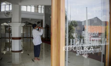 Muadzin mengumandangkan adzan di Masjid Al-Ikhlas Jatipadang, Jakarta, Rabu (23/2/2022). Menteri Agama Yaqut Cholil Qoumas menerbitkan Surat Edaran Menteri Agama No SE 05 tahun 2022 tentang Pedoman Penggunaan Pengeras Suara di Masjid dan Musala, sebagai upaya untuk merawat persaudaraan dan harmoni sosial di lingkungan masyarakat Indonesia yang memiliki keberagaman dari sisi agama maupun keyakinan. Penjelasan Kemenag Mengenai Pernyataan Menag Soal Suara Anjing dan Adzan