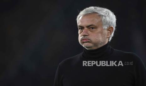 Pelatih AS Roma yang dulu sempat menangani Tottenham Hotspur, Jose Mourinho.