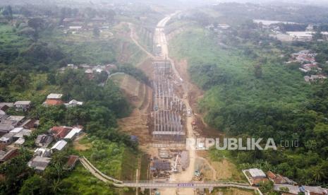 Foto udara proyek pembangunan jalan tol Bogor-Ciawi-Sukabumi di Cicurug, Kabupaten Sukabumi, Jawa Barat, Kamis (3/11/2022). Bupati Sukabumi Marwan Hamami mengatakan uji coba Jalan Tol Bocimi Seksi Cigombong-Cibadak akan dilaksanakan pada momen Libur Natal 2022 dan Tahun Baru 2023. 