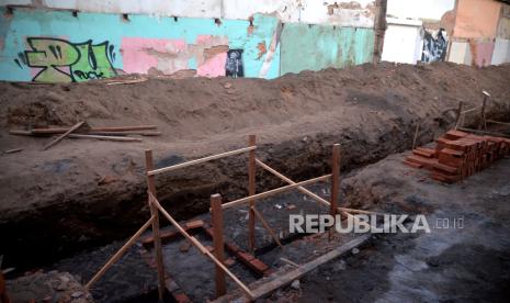 Lokasi penemuan kerangka manusia di proyek revitalisasi Benteng Keraton Yogyakarta, Panembahan, Yogyakarta, Rabu (9/8/2023). Penemuan kerangka manusia pada proyek benteng ini oleh warga pada Senin (7/8/2023) sore. Dan selanjutnya kerangka manusia diambil dan dibawa ke RS Bhayangkara untuk pemeriksaan lebih lanjut.