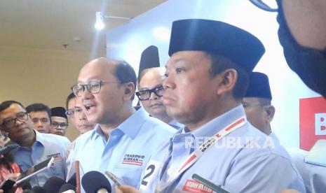 Ketua Umum dan Sekretaris TKN Prabowo-Gibran, Rosan Roeslani dan Nusron Wahid saat konferensi pers acara Rakornas TKN di Hotel Borobudur, Jakarta Pusat, Jumat (1/12/2023). 