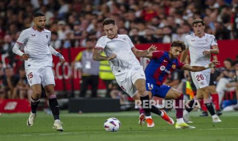 Para pemain Sevilla (putih) saat menghadapi Barcelona di La Liga Spanyol.