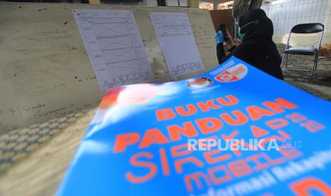 Petugas KPPS mendokumentasikan formulir C1 saat rekapitulasi penghitungan suara dengan menggunakan Sistem Informasi Rekapitulasi (Sirekap) di TPS 04 Karanganyar, Indramayu, Jawa Barat, Rabu (9/10/2020). Penggunaan aplikasi Sirekap itu sebagai sarana publikasi hasil penghitungan suara dan rekapitulasi hasil penghitungan suara dalam pelaksanaan pilkada 2020. 