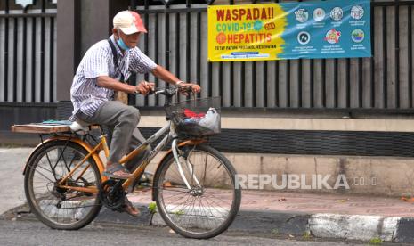 Spanduk himbauan waspada terhadap Covid-19 dan Hepatitis terpasang di depan Madrasah Muallimat, Yogyakarta, Jumat (20/5/2022). Pemerintah Kota (Pemkot) Yogyakarta meminta warga untuk tetap menggunakan masker meskipun di area terbuka. Hal ini untuk menjaga agar tidak terjangkit hepatitis akut yang menyerang anak-anak seperti yang sudah terjadi di DKI Jakarta.