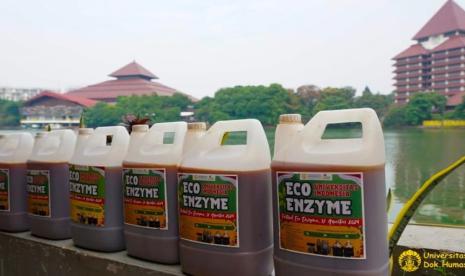 UI GreenMetric Cetak Rekor MURI Penuangan Cairan Eco Enzyme oleh Perguruan Tinggi Terbanyak di Indonesia