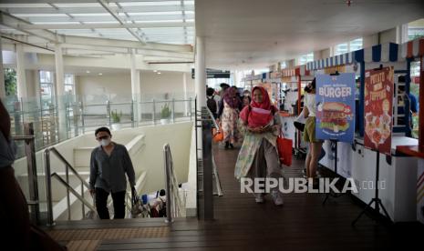 Pengunjung berbelanja di Festival Tjemilan TiJe di Halte TransJajarta Bundaran Hotel Indonesia, Jakarta Pusat, Sabtu (25/2/2023). Festival tersebut menyediakan beragam jajanan jadul serta makanan yang digelar mulai tanggal 23 Februari hingga 19 Maret sebagai upaya memberdayakan UMKM dengan memanfaatkan ruang publik sebagai sarana untuk berdagang.