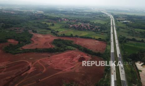 Foto udara proyek pembangunan Kawasan Subang Smartpolitan di samping Tol Cipali di Kabupaten Subang, Jawa Barat, Rabu (18/11/2020). Kawasan Subang Smartpolitan merupakan salah satu wilayah yang masuk dalam rencana Pemprov Jawa Barat dalam mengembangkan kawasan Metropolitan Rebana.