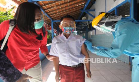 Petugas kesehatan menyuntikan vaksin kepada siswa saat kegiatan Bulan Imunisasi Anak Sekolah (BIAS) di SD Negeri 5 Salatiga, Jawa Tengah, Rabu (26/8/2020). Kegiatan penjaringan kesehatan dan bulan imunisasi anak sekolah yang dilakukan ke sejumlah sekolah dasar di Kota Salatiga tersebut bertujuan untuk meningkatkan daya kekebalan tubuh anak dari virus Campak Rubella. 