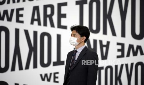 Petugas menunggu para penumpang untuk melakukan check-in di Bandara Internasional Haneda di Tokyo,Jepang,Kamis (14/1). Perdana Menteri Yoshihide Suga mengatakan larangan masuk ke Jepang akan berlaku untuk semua warga negara asing non-residen mulai dari 14 Januari hingga 07 Februari hal itu sebagai tindakan pencegahan dan peningkatan besar kasus Covid-19EPA-EFE / FRANCK ROBICHON 