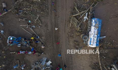 Aerial photo of damage due to flash floods in East Adonara, East Flores Regency, East Nusa Tenggara (NTT), Tuesday (6/4/2021). The extreme weather caused by the Tropical Cyclone Seroja has triggered natural disasters in a number of areas in NTT and resulted in the destruction of thousands of residents' homes and public facilities.