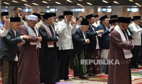 Presiden Joko Widodo bersama Wakil Presiden Maruf Amin melaksanakan sholat Idul Fitri di Masjid Istiqlal, Jakarta, Rabu (10/4/2024). Presiden Jokowi melaksanakan sholat Idul Fitri di Masjid Istiqlal bersama ribuan umat muslim. Bertindak selaku imam sholat adalah Ahmad Husni Ismail, sedangkan khotib yakni Abd Ala Basyir.