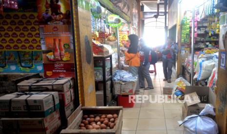 Pembeli sembako di Pasar Beringharjo, Yogyakarta, Ahad (11/9/2022). Dari pantauan pasar, harga sembako dan makanan jadi sudah mengalami kenaikan harga secara perlahan.  Kondisi ini masih ditambah dengan turunnya daya beli masyarakat pascakenaikan harga BBM sepekan lalu.