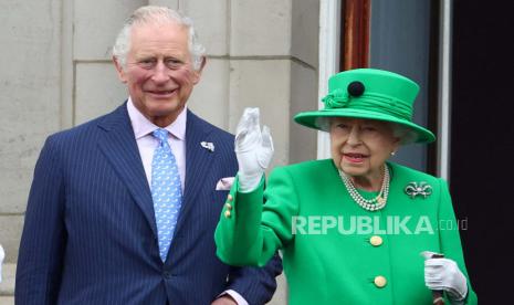 Ratu Elizabeth II dan Raja Charles III. Klaim Ratu Elizabeth II keturunan Rasulullah sudah berlangsung bertahun-tahun tetapi belum terbukti kebenarannya. Foto: Republika.