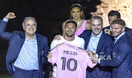 Pemenang Ballon d Or tujuh kali dan Juara Piala Dunia, Lionel Messi memegang Jersey Inter Miami CF (tengah) di sebelah Managing Owner Inter Miami CF Jorge Mas (kiri), Jose Mas, dan Co-Owner Inter Miami CF David Beckham (Kanan) saat acara perkenalan yang diselenggarakan oleh Inter Miami CF di Inter Miami CF dan Stadion DRV PNK di Fort Lauderdale, Florida, AS, (17/7/ 2023).