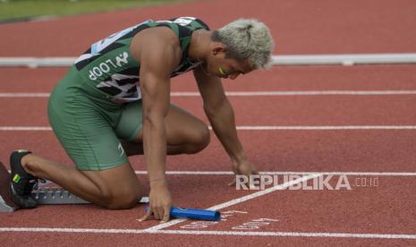 Pelari Jawa Timur Mochamad Bisma Diwa bersiap berlari dalam final lari 4x100 meter estafet putra PON Papua di Stadion Atletik Mimika Sport Center, Kabupaten Mimika, Papua, Rabu (13/10/2021). Tim Jawa Timur meraih medali emas, sementara tim DKI Jakarta meraih medali perak dan tim Nusa Tenggara Barat meraih medali perunggu. 