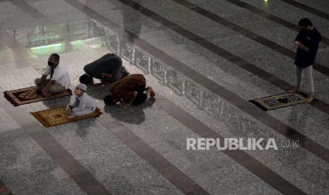 Bolehkah Sholat Ketika Adzan Masih Berkumandang?