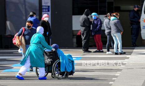  Kerabat pasien yang didiagnosis dengan COVID-19 menunggu informasi di Rumah Sakit IESS, di Quito, Ekuador, 13 Juli 2020. Kemajuan Covid-19 di Quito, telah menimbulkan tekanan pada sistem kesehatan ibukota Ekuador.