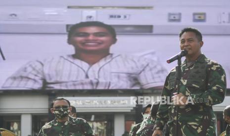 Kepala Staf Angkatan Darat (Kasad) Jenderal TNI Andika Perkasa (tengah) memperkenalkan Serda Aprilia Manganang via videotron di Markas Besar TNI Angkatan Darat (Mabes AD), Jakarta, Selasa (9/3/2021). Aprilia Manganang diperlkenalkan kembali dengan jenis kelamin laki-laki usai melakukan corrective surgery oleh tim dokter TNI AD. 