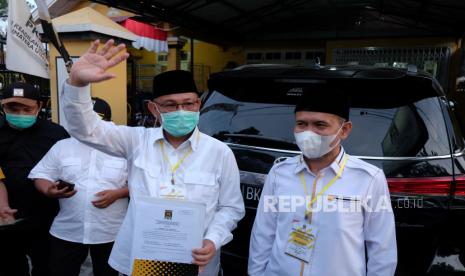 Bakal calon wali kota dan wakil wali kota Medan Akhyar Nasution (kedua kiri) dan Salman Alfarisi (kanan)