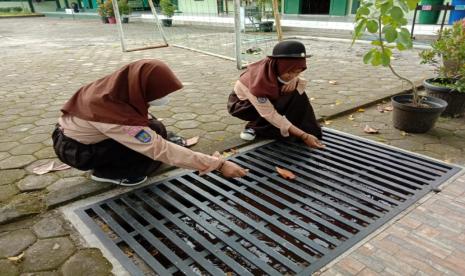 Manfaatkan Limbar Air Wudlu, Siswa MTsN 3 Bantul Belajar Budidaya Lele