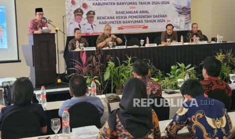 Acara konsultasi publik Kabupaten Banyumas terkait rancangan rencana pembangunan daerah tahun 2024-2026 dan rancangan awal rencana kerja pemerintah daerah tahun 2024.