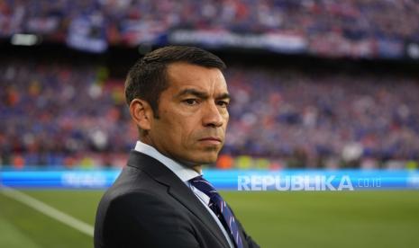  Pelatih Rangers Giovanni van Bronckhorst menyaksikan pertandingan sepak bola final Liga Europa antara Eintracht Frankfurt dan Rangers FC di Stadion Ramon Sanchez Pizjuan di Seville, Spanyol, Kamis (19/5/2022) dini hari WIB.