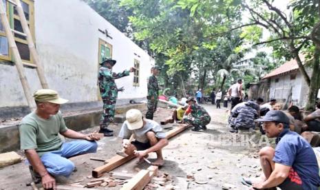 Sinergi dan gotong royong PLN, TNI/Polri, dan Pemkab Bantul dalam melakukan perbaikan rumah yang atapnya ambrol akibat dampak gempa bumi Magnitudo 6,4 di Bantul, DIY.