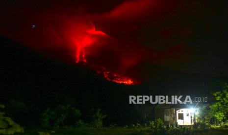 Luncuran lava pijar Gunung Lewotobi Laki-Laki terlihat dari Desa Nurri, Ile Bura, Kabupaten Flores Timur, NTT, Ahad (14/1/2024). Pusat Vulkanologi dan Mitigasi Bencana Geologi (PVMBG) melalui Pos Pemantau Gunung Api Lewotobi Laki-Laki di Kecamatan Wulanggitang mencatat dalam waktu enam jam sepanjang Ahad (14/1) gunung itu telah erupsi sebanyak 12 kali yang terjadi antara pukul 12.00 hingga 18.00 Wita. 