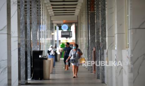 Pengunjung berjalan di Mal Malioboro, Yogyakarta, Selasa (13/9/2022). 