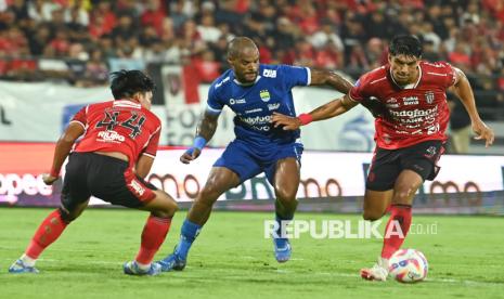 Pesepak bola Bali United Elias Dolah (kanan) dan Kadek Arel (kiri) berebut bola dengan pesepak bola Persib Bandung David Da Silva (tengah) saat pertandingan Liga 1 2024/2025 di Stadion Kapten I Wayan Dipta, Gianyar, Bali, Selasa (7/1/2025). Tuan rumah Bali United bermain imbang lawan Persib Bandung dengan skor 1-1. Gol Bali United dicetak Rahmat Arjuna pada menit ke-47. Sedangkan gol Persib Bandung dicetak Gustavo Moreno de Franca di menit 93.