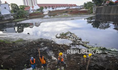 Pekerja menyelesaikan proyek Sodetan Museum Bahari di Jakarta Utara, Kamis (24/11/2022). Pengerjaan Sodetan Museum Bahari tersebut untuk mengendalikan banjir dan mengurangi beban tampungan area Waduk Pluit, dengan cara membendung air di pintu air pasar ikan yang menyebabkan permukaan air naik sehingga pompa pasar ikan berfungsi lebih optimal. 