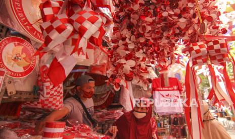 Warga memilih pernak pernik hiasan hari kemerdekaan di Pasar Jatinegara, Jakarta, Senin (10/8/2020). Menjelang perayaan Hari Ulang Tahun (HUT) ke-75 Republik Indonesia, pedagang pernak pernik hiasan hari kemerdekaan mulai bermunculan di Pasar Jatinegara. 