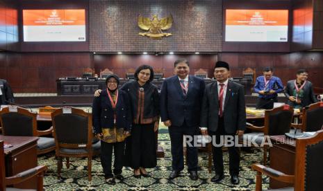 Menko PMK Muhadjir Effendy (kanan), Menko Perekonomian Airlangga Hartarto (kedua kanan), Menteri Keuangan Sri Mulyani (kedua kiri) dan Menteri Sosial Tri Rismaharini (kiri) berfoto bersama usai mengikuti sidang lanjutan sengketa hasil Pilpres 2024 di Mahkamah Konstitusi, Jakarta, Jumat (5/4/2024). MK memanggil empat Menteri kabinet Jokowi-Maruf dalam sidang lanjutan PHPU Pilpres 2024 yakni Menko PMK, Menko Perekonomian, Menkeu dan Mensos.