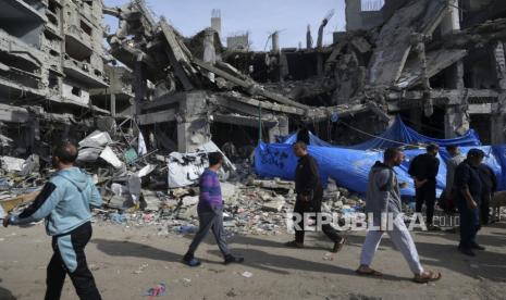 Warga berjalan di Kamp Nusseirat Jalur Gaza Gaza di Gaza tengah Sabtu (26/11/2023) seusai genjatan senjata. 