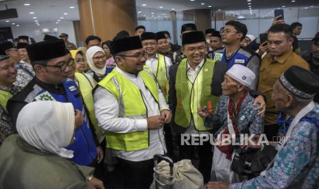 Menteri Agama Yaqut Cholil Qoumas (kedua kiri) didampingi Gubernur Jawa Barat Ridwan Kamil (kiri) menyapa jamaah calon haji di Bandar Udara Internasional Jawa Barat (BIJB) Kertajati, Kabupaten Majalengka, Jawa Barat, Ahad (28/5/2023). Sebanyak 374 jamaah calon haji kloter pertama asal Kabupaten Majalengka diberangkatkan menuju Tanah Suci melalui BIJB Kertajati. Menag Lepas Penerbangan Haji Perdana dari Bandara Kertajati