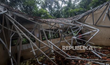 Sebanyak 69 unit rumah warga rusak akibat angin kencang di Kabupaten Tangerang.