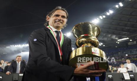 IPelatih nter Milan Simone Inzaghi merayakan gelar juara Coppa Italia.