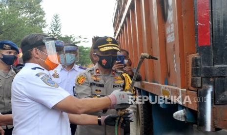 Direktur Jendral Perhubungan Darat Kementerian Perhubungan Budi Setiyadi (kiri). Kementerian Perhubungan (Kemenhub) memprediksi puncak mudik liburan Natal 2020 akan terjadi pada tanggal 23 dan 24 Desember, sementara puncak balik pada 27 Desember 2020.