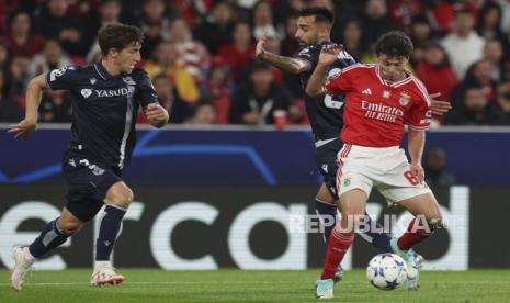 Pemain Benfica Joao Neves (kanan) bertarung dengan pemain Real Sociedad Brais Mendez di Liga Champions.