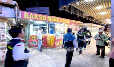 Jamaah haji dari Makkah biasa mengunjungi Jeddah dan makan menu makanan Nusantara di Bakso Mang Oedin di samping Corniche Commercial Center, Al-Balad, Jeddah, Arab Saudi. Senin (10/7/2023) malam waktu Arab Saudi. 