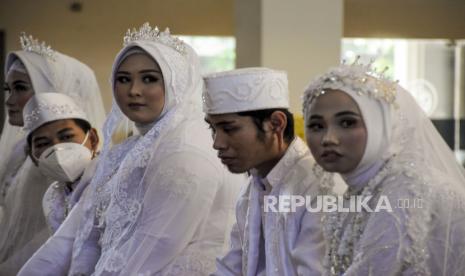 Sejumlah calon pengantin menunggu giliran untuk menjalani prosesi akad nikah (ilustrasi). Para calon pengantin (catin) di Kabupaten Karawang, Jawa Barat, akan diberikan edukasi tentang pencegahan stunting sebagai upaya pemerintah daerah setempat dalam melakukan pencegahan dan penanganan kasus balita gagal tumbuh atau kerdil.