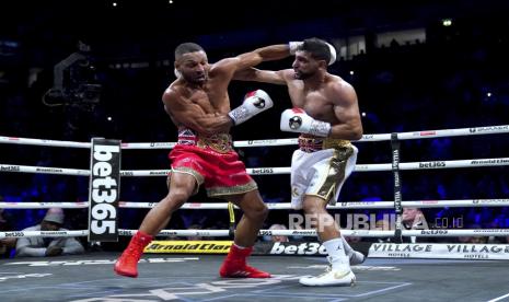 Kell Brook (kiri) beraksi melawan Amir Khan selama pertarungan Kontes Kelas Welter di AO Arena, di Manchester, Inggris, pada Ahad (20/2/2022).