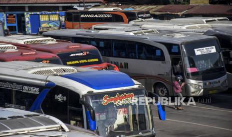 Warga berjalan di antara deretan bus yang terparkir di Terminal Cicaheum, Kota Bandung, Jawa Barat, Rabu (5/4/2023). Menurut Kepala Terminal Cicaheum Roni Hermanto, Terminal Cicaheum menyiapkan 165 unit bus, dengan rincian 106 unit bus antar kota antar provinsi dan 59 unit bus antar kota dalam provinsi untuk melayani masyarakat yang akan mudik lebaran.